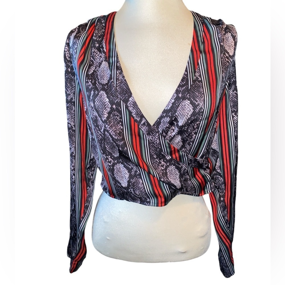 Kendall & Kylie blouse cropped long sleeves deep V-neckline side zip Sz small